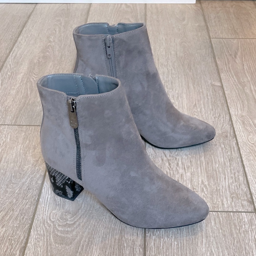 Bandolino lila gray ankle bootie with snakeskin 7